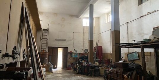 Opificio con ampie altezze – deposito/garage con area scoperta – possibilità di trasformazione rif.471